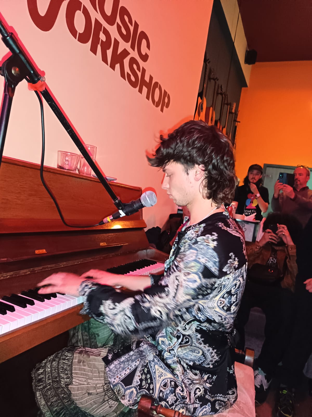 Sidney singing live 3